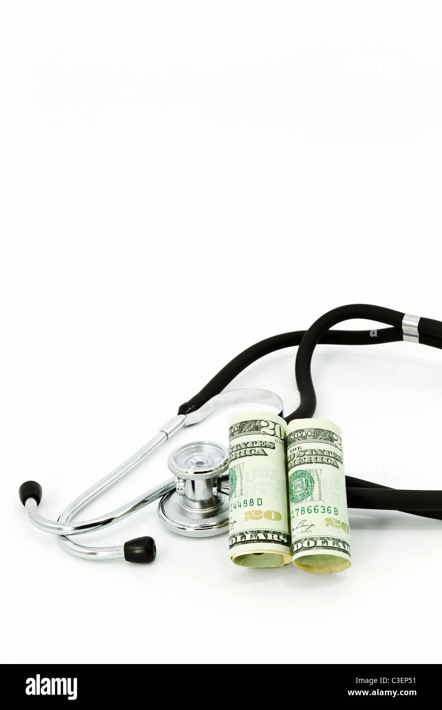 Währung lehnt sich an ein Stethoskop in Bild mit vertikaler Ausrichtung und Textfreiraum. Stockfoto
