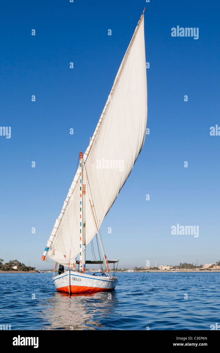 Feluke Segeln auf dem Nil gegen klar, strahlend blauen Himmel, Luxor, Ägypten, Nordafrika Stockfoto