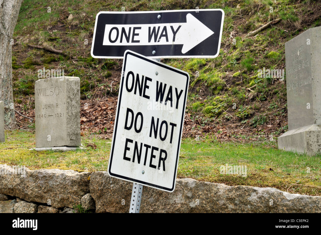 Konzeptionelle Schuss von einem Weg geben Sie keine Anzeichen von Grabsteinen, USA. Stockfoto