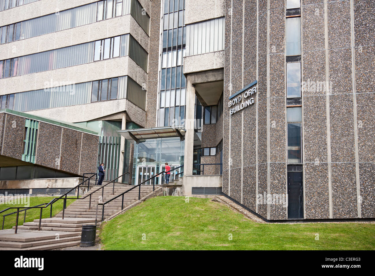 Studenten vor dem Haupteingang zu den konkreten Brutalist Boyd Orr Gebäude (1972) der Universität Glasgow, Schottland, Großbritannien Stockfoto