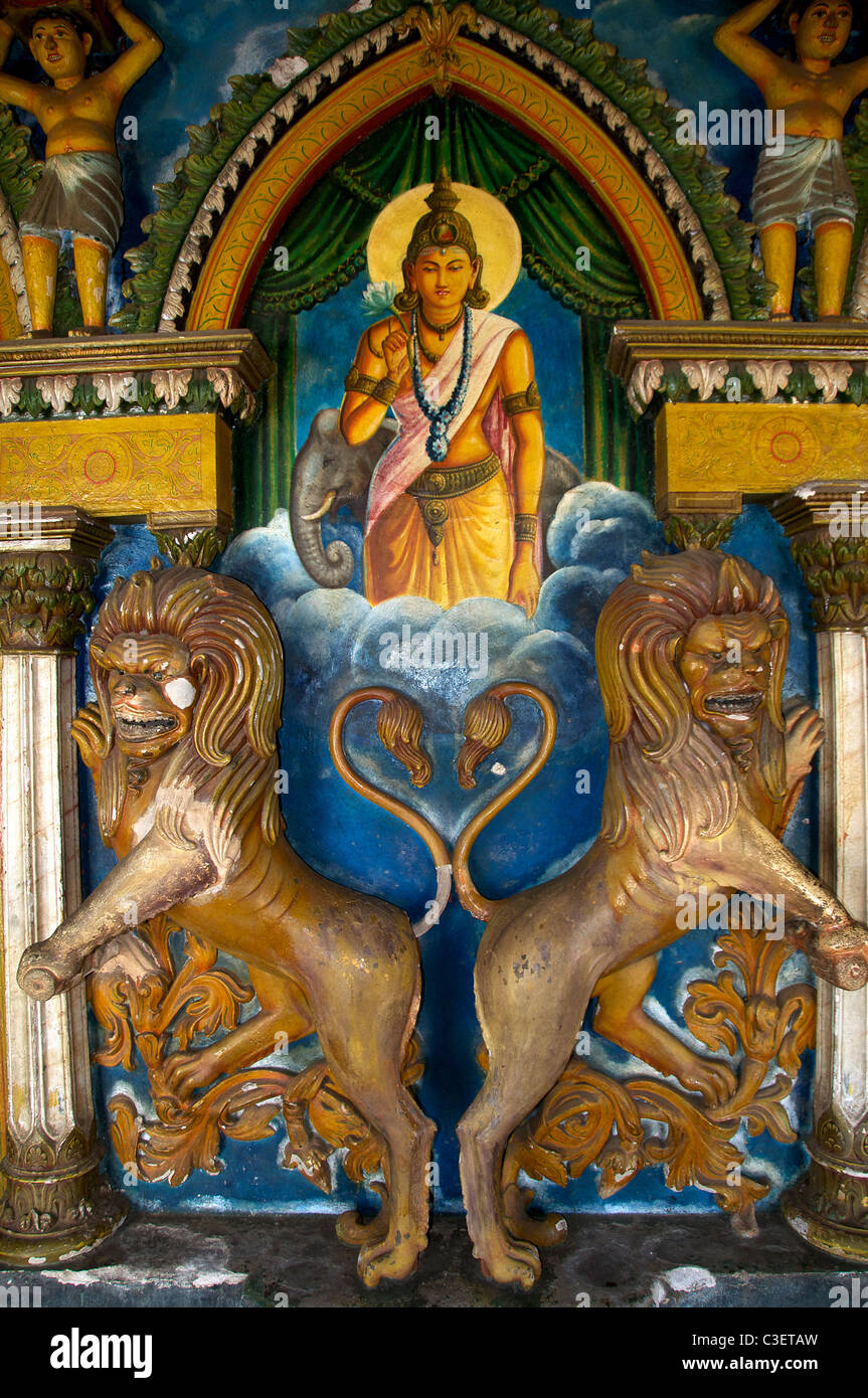 Skulptur und Wandbild am Eingang zum Altarraum Rankoth Vihara Tempel Panadura Westküste Sri Lanka Stockfoto