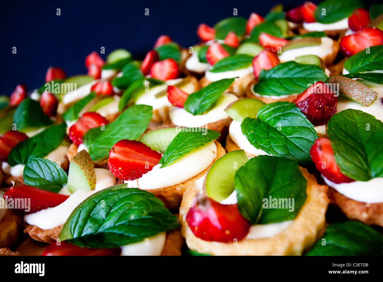 Köstliche Torten mit Obst Stockfoto