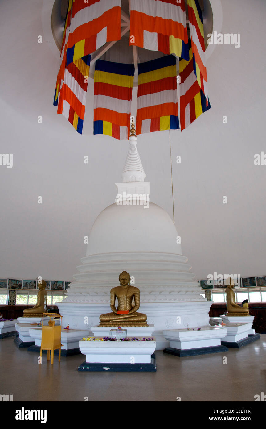 Stupa im Inneren Gangatilaka Vihara Kalu Ganga Westküste Sri Lanka Stockfoto
