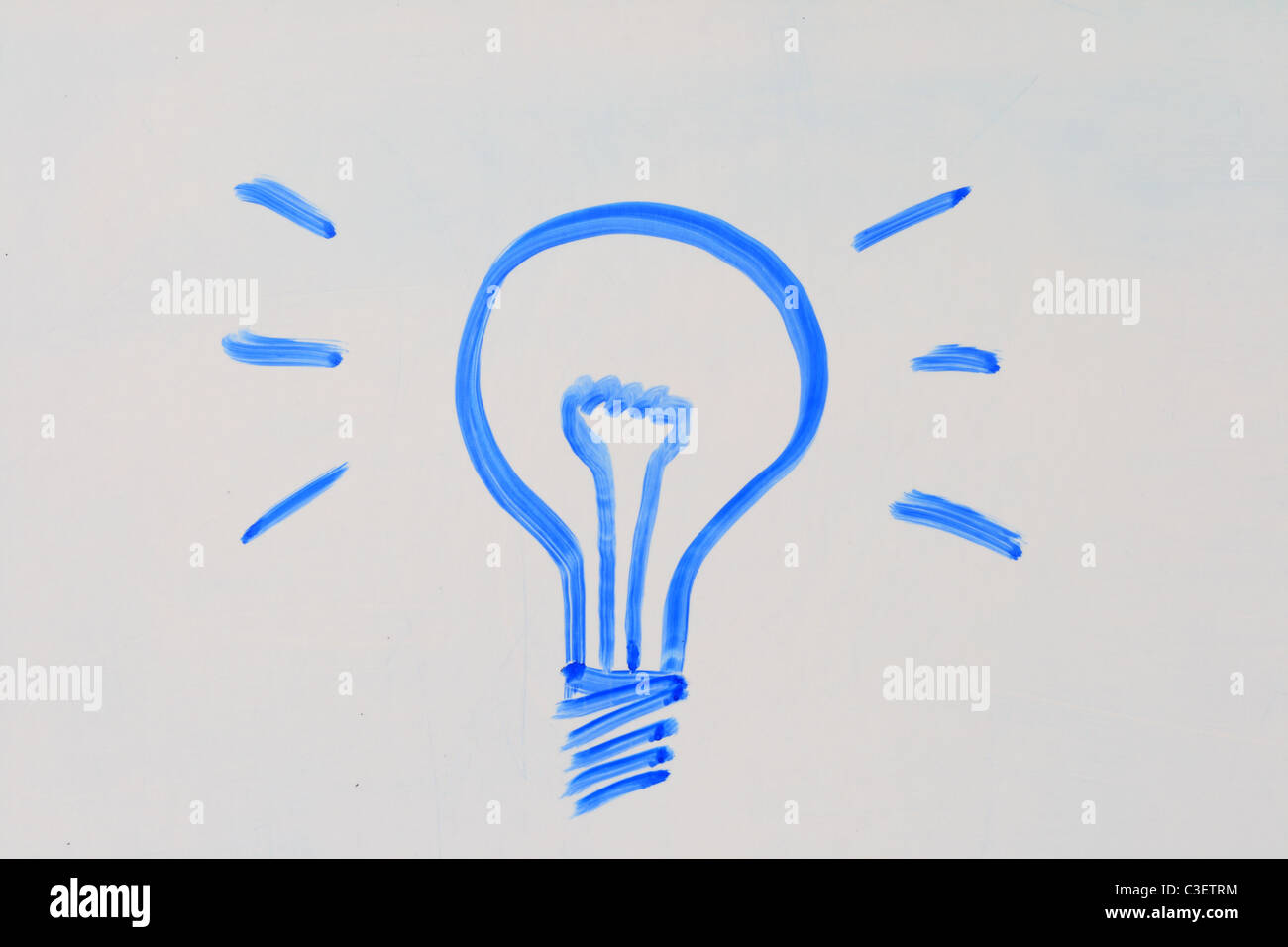 Glühbirne in blaue Markierung auf einem Whiteboard gezeichnet Stockfoto