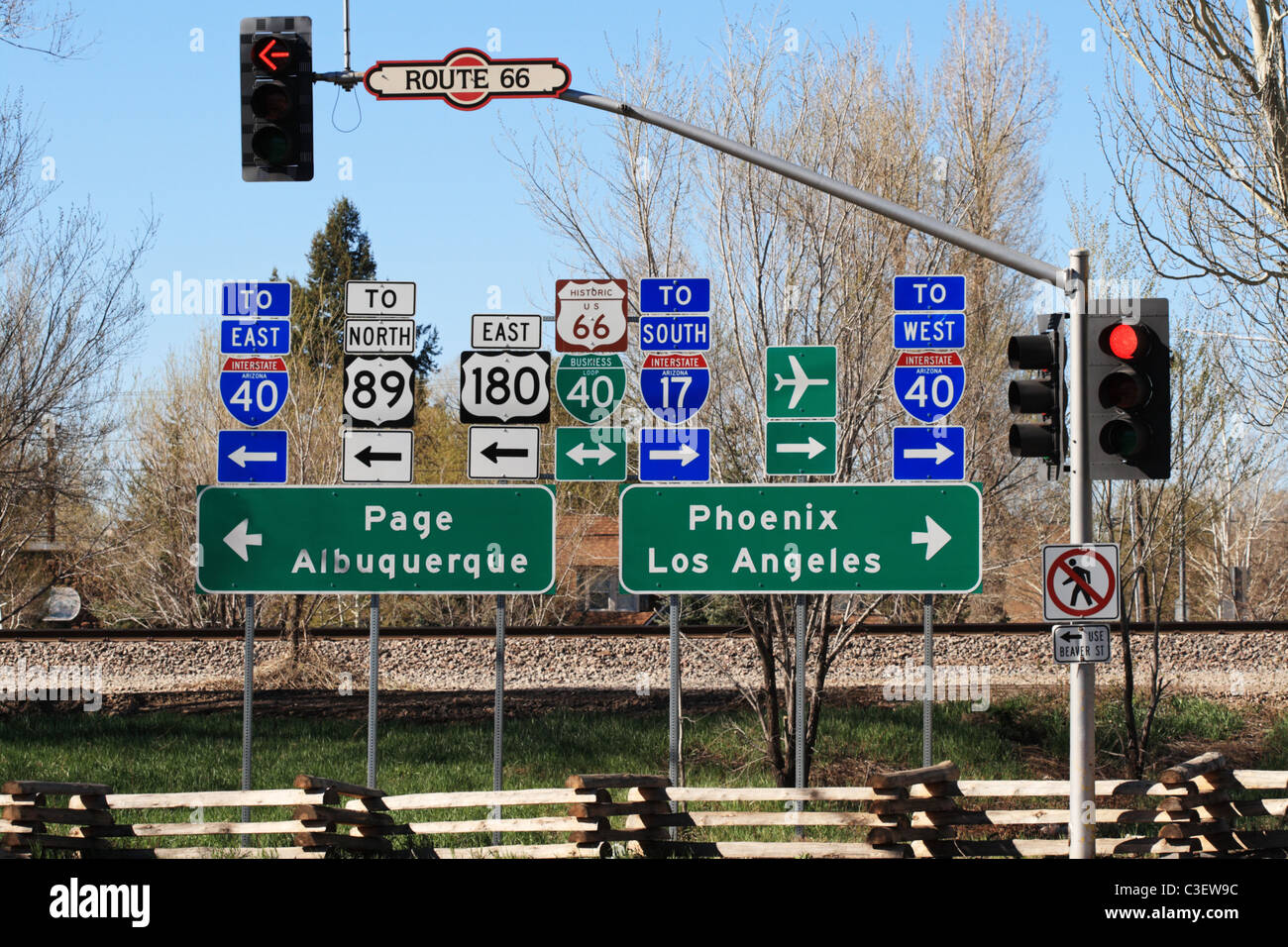 Route 66 Kreuzung Zeichen in Flagstaff, Arizona Stockfoto