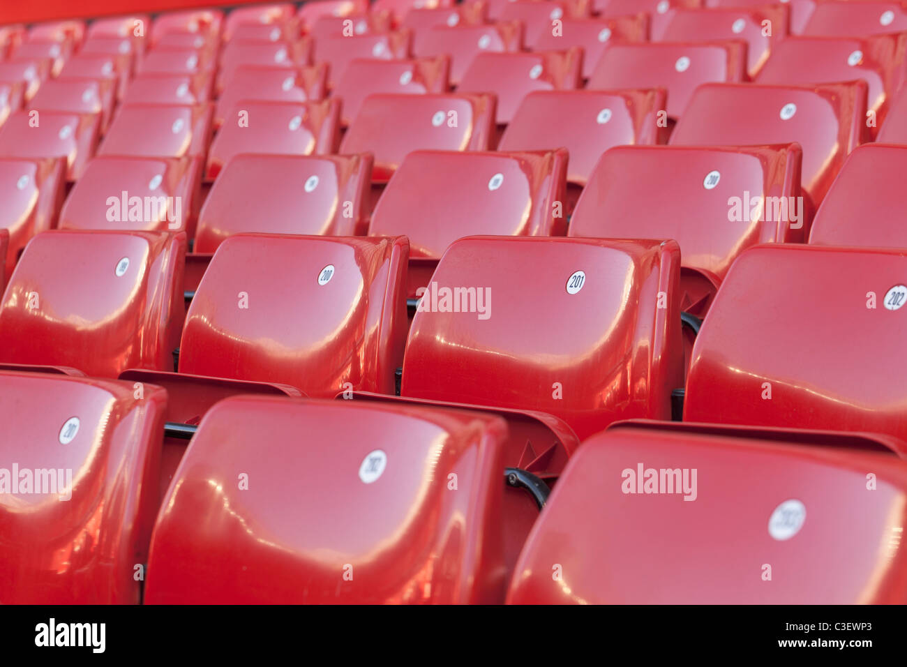 Leere Sitze im Fußballstadion Old Trafford in Manchester, England Stockfoto