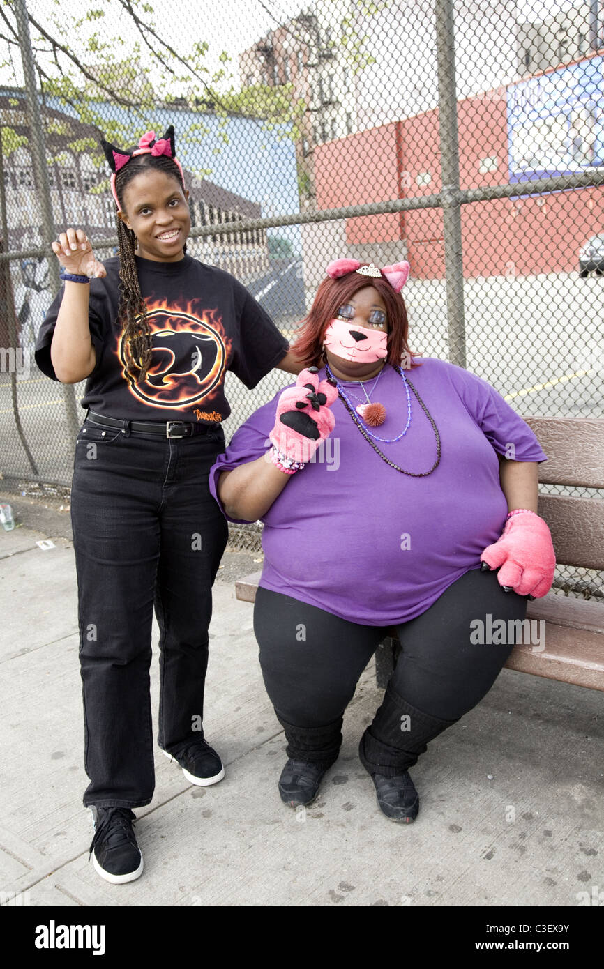 Cat Damen auf der Straße in die Flatbush, Brooklyn, New York. Stockfoto