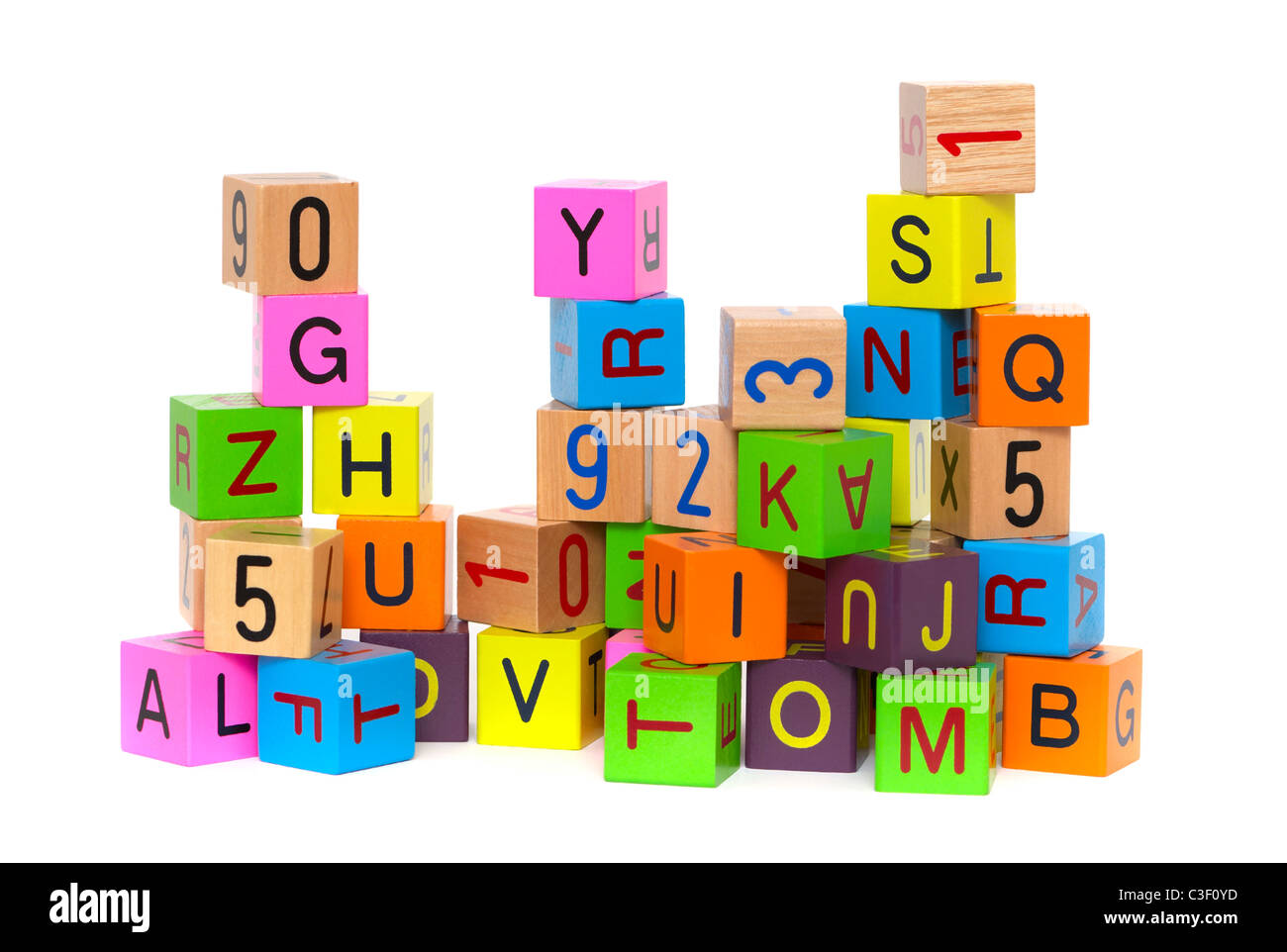 Holzklötze mit Buchstaben und Ziffern auf weißem Hintergrund Stockfoto