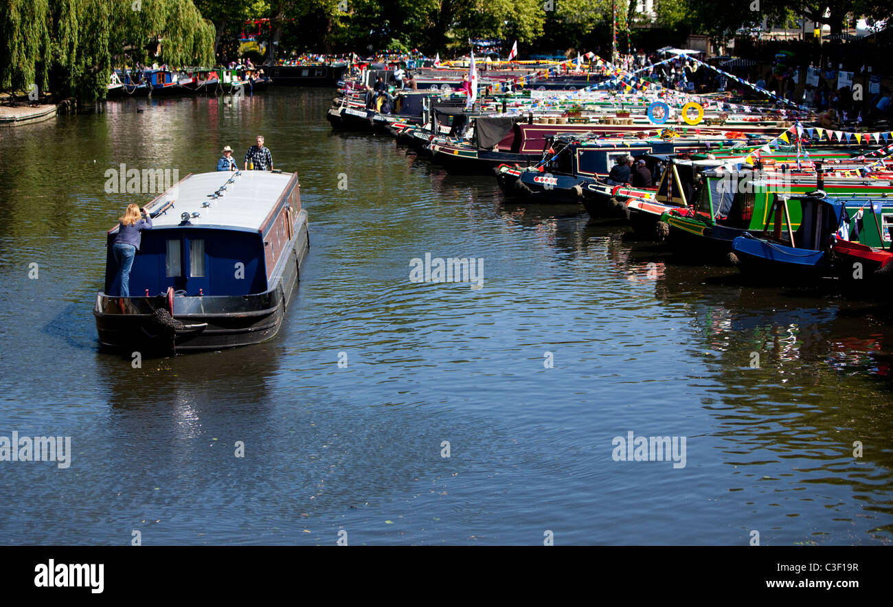 Narrowboat reisen hinunter Regents Canal bei Klein-Venedig, London, England, UK Stockfoto