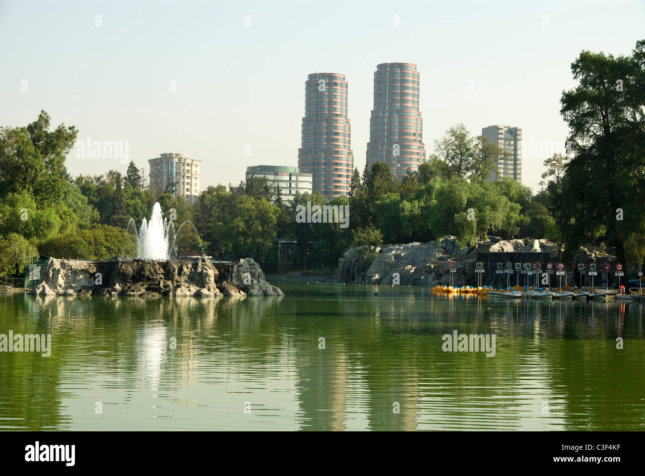 Mexiko-Stadt. Chapultepec-Park. Das Lago Menor und Polanco Türme. Stockfoto