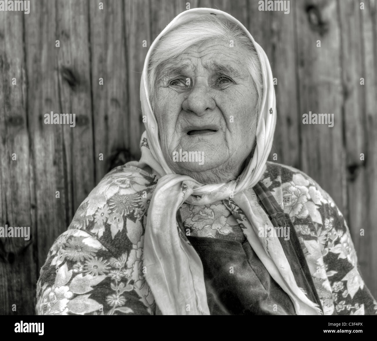 Alte Frau Alter von 84 Jahren. Traurigkeit emotion Stockfoto