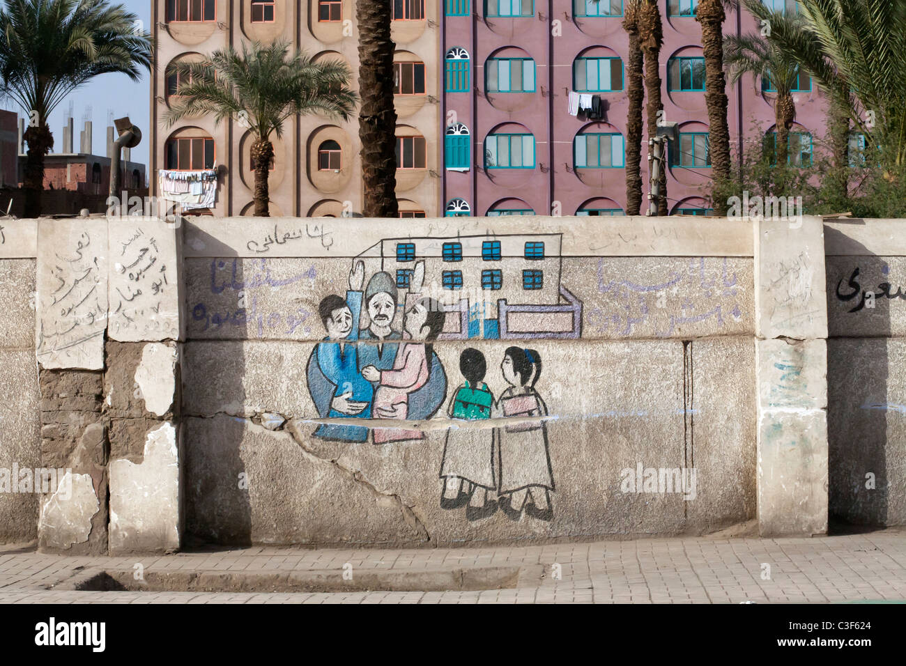 Wandmalerei aus einer Schule-Szene gegenüber Wohnblock in ägyptische Stadt, Afrika Stockfoto