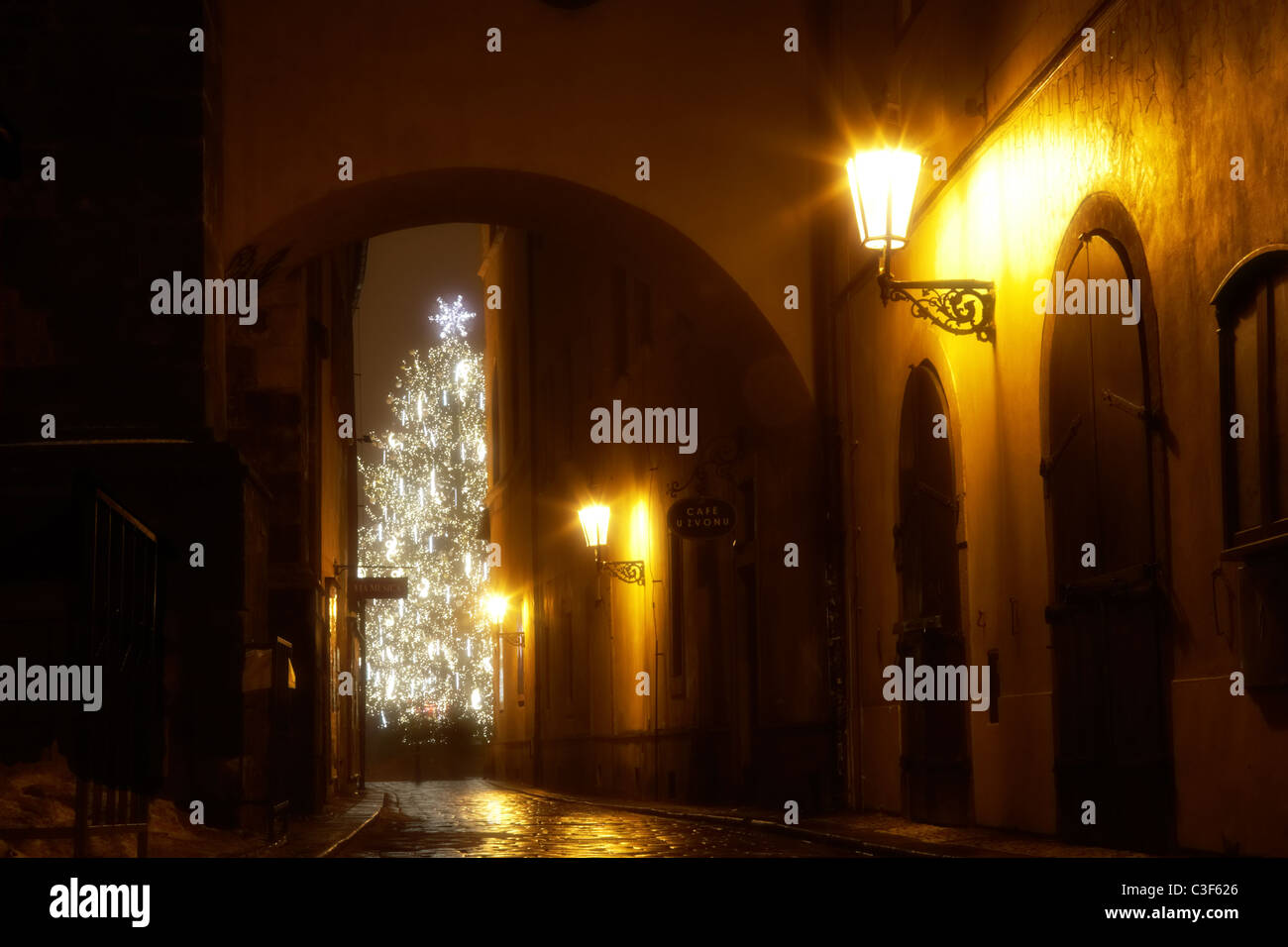 geheimnisvolle schmale Gasse mit Weihnachtsbaum in Prag Stockfoto