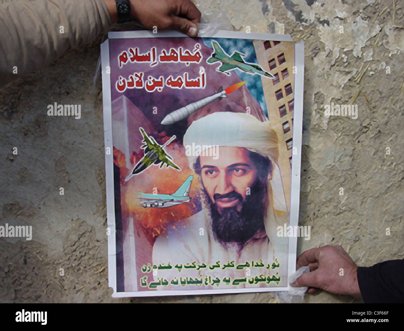 Bei einer Durchsuchung and destroy-Mission im Bereich Zhawar Kili, US Navy SEALs mit Osama Bin Laden Propaganda Poster Stockfoto