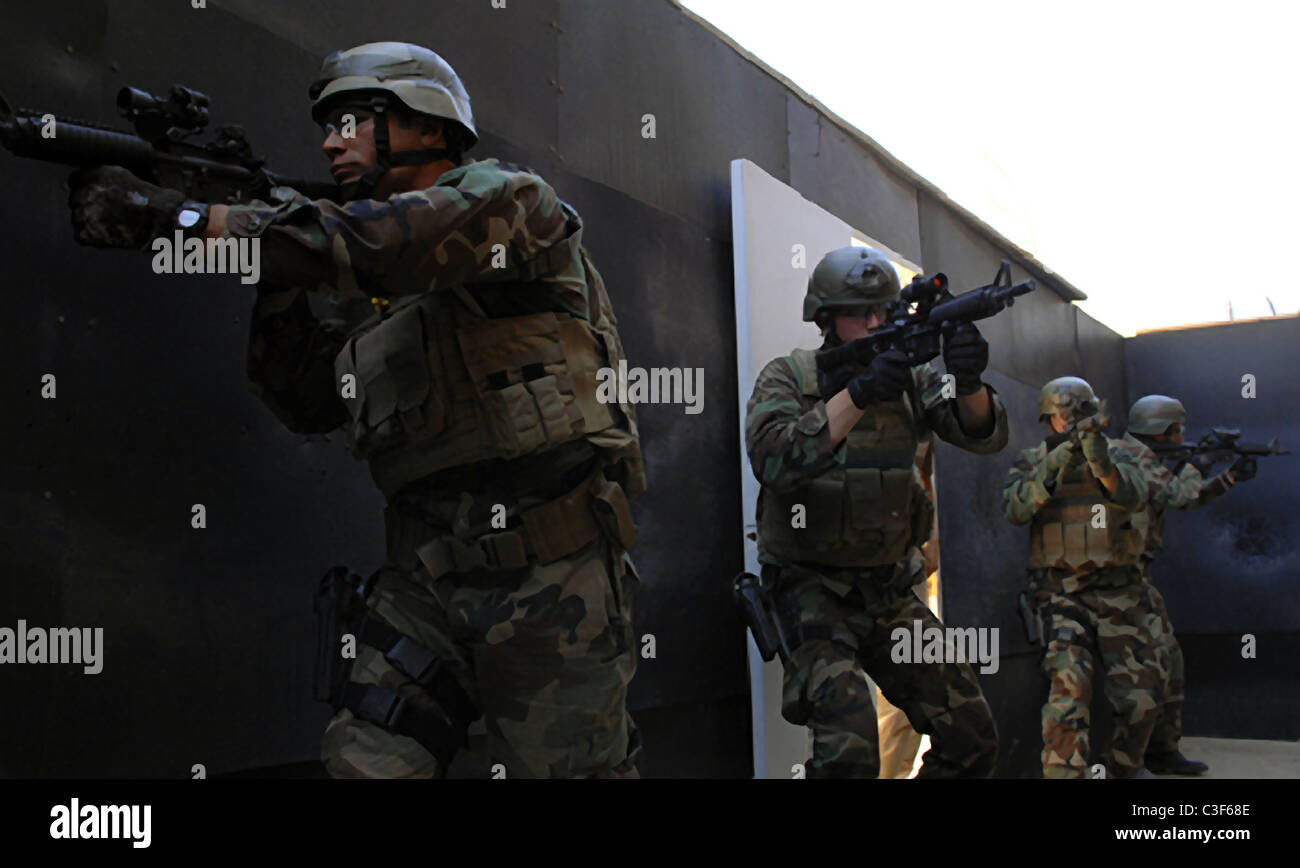 US Navy SEAL Auszubildende bereiten Sie sich ein Zimmer während einer Übung Dichtung Qualifikation zu verletzen. Stockfoto