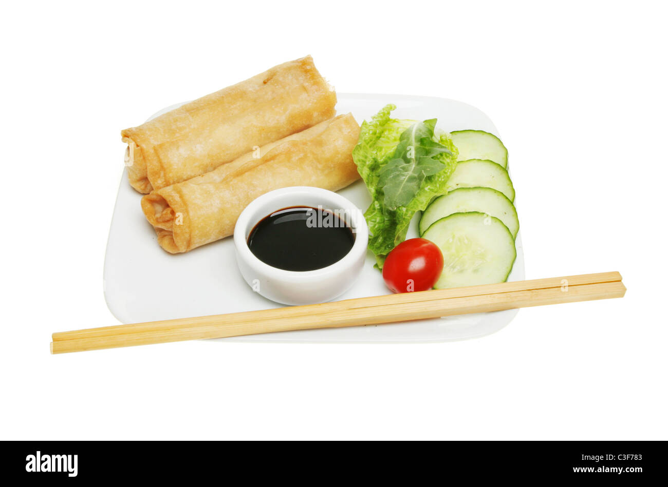 Chinesische Pfannkuchen rollt auf einem Teller mit Soja-Sauce Tauchen; und ein Salat garnieren; Stäbchen auf die Kante der Platte Stockfoto