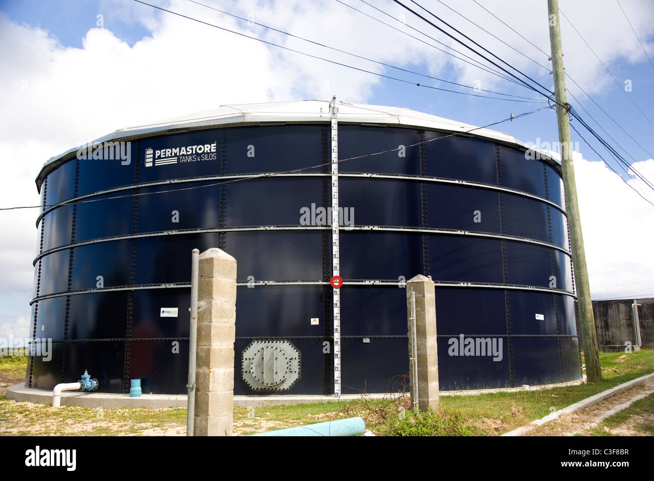 Permastore Vorratsbehälter für Wasser in Antigua Stadt von Saint Philip Stockfoto