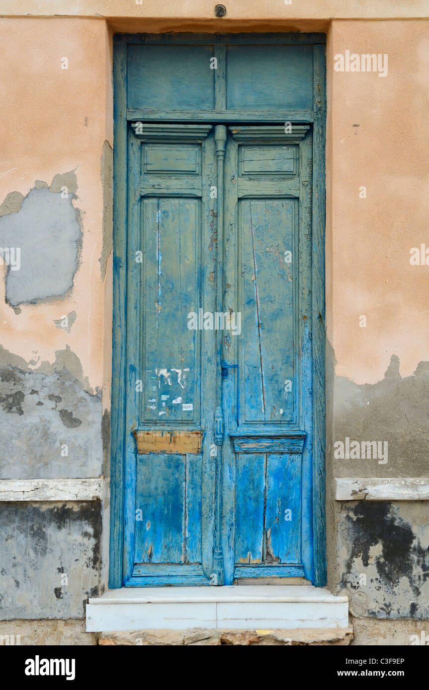 Eine verwitterte Tür in der spanischen Mittelmeerküste Stadt Torrevieja, Spanien, Alicante. Stockfoto