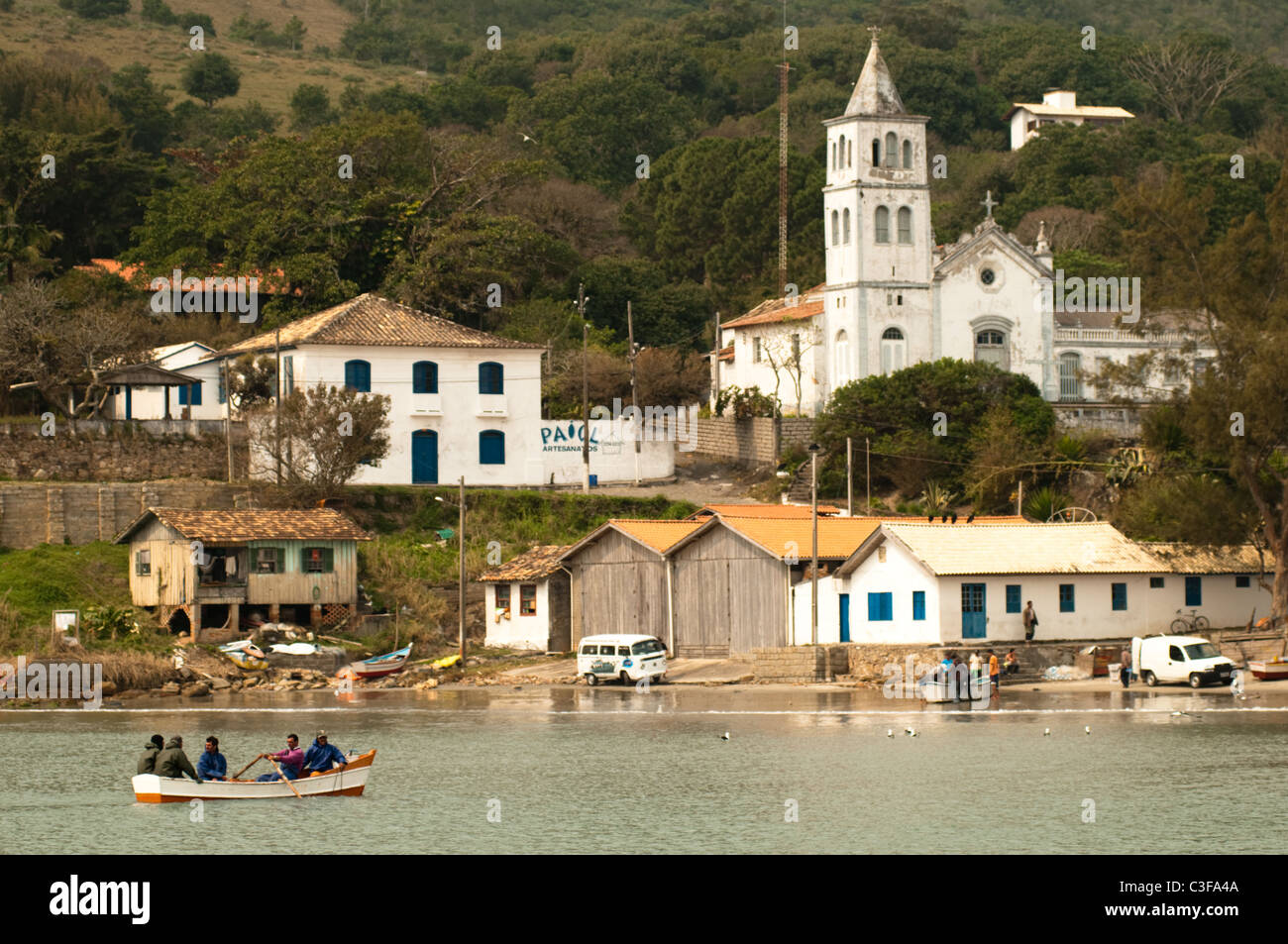 Garopaba-Strand, im Bundesstaat Santa Catarina, Süd-Brasilien.  Verwenden Sie, um einen Wal Jägerschaft im Jahre 1800 und Anfang 1900. Stockfoto