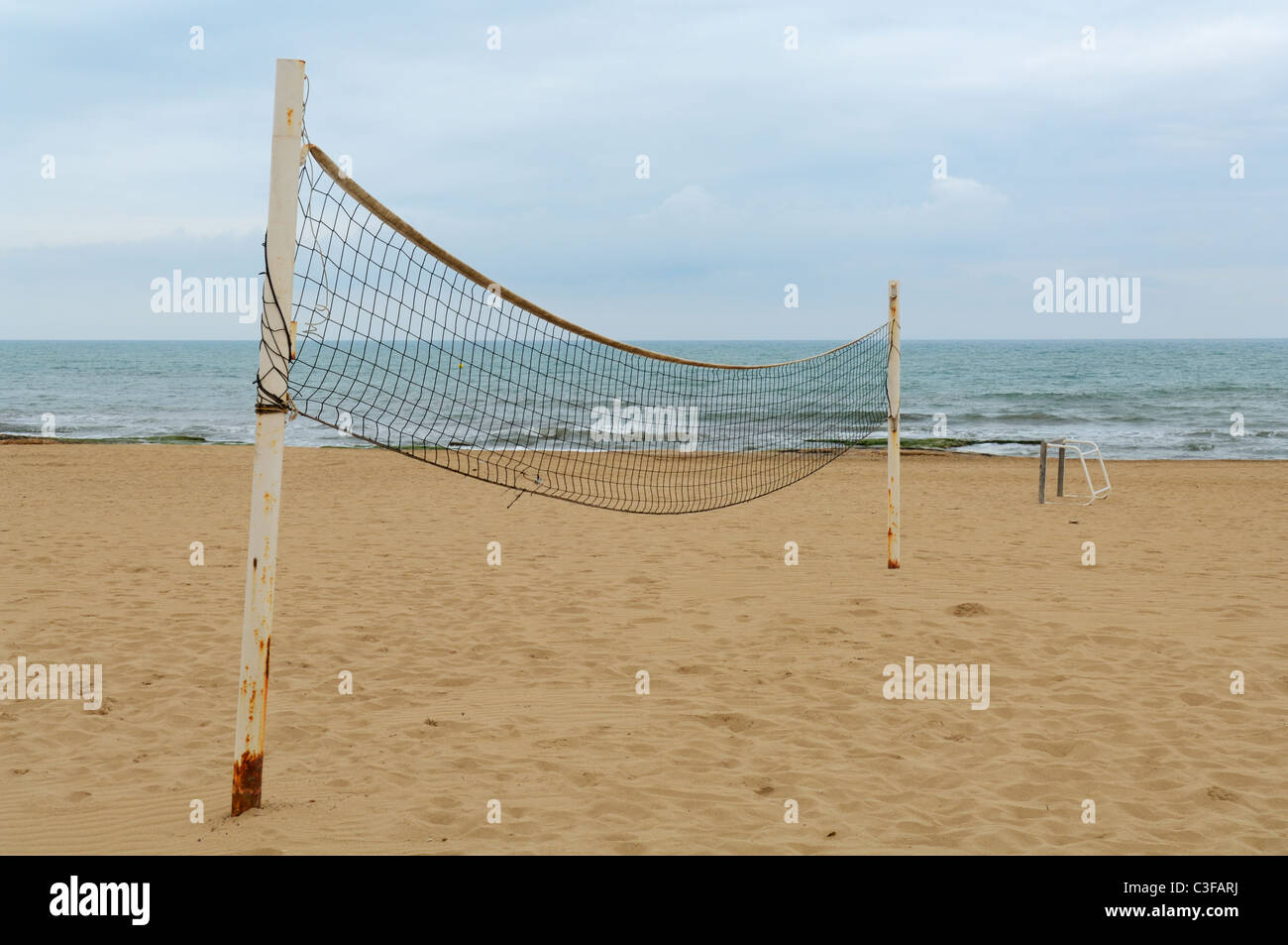 Ein Volleyballnetz am Strand von La Mata an einem bewölkten Tag. Torrevieja, Alicante, Spanien. Stockfoto