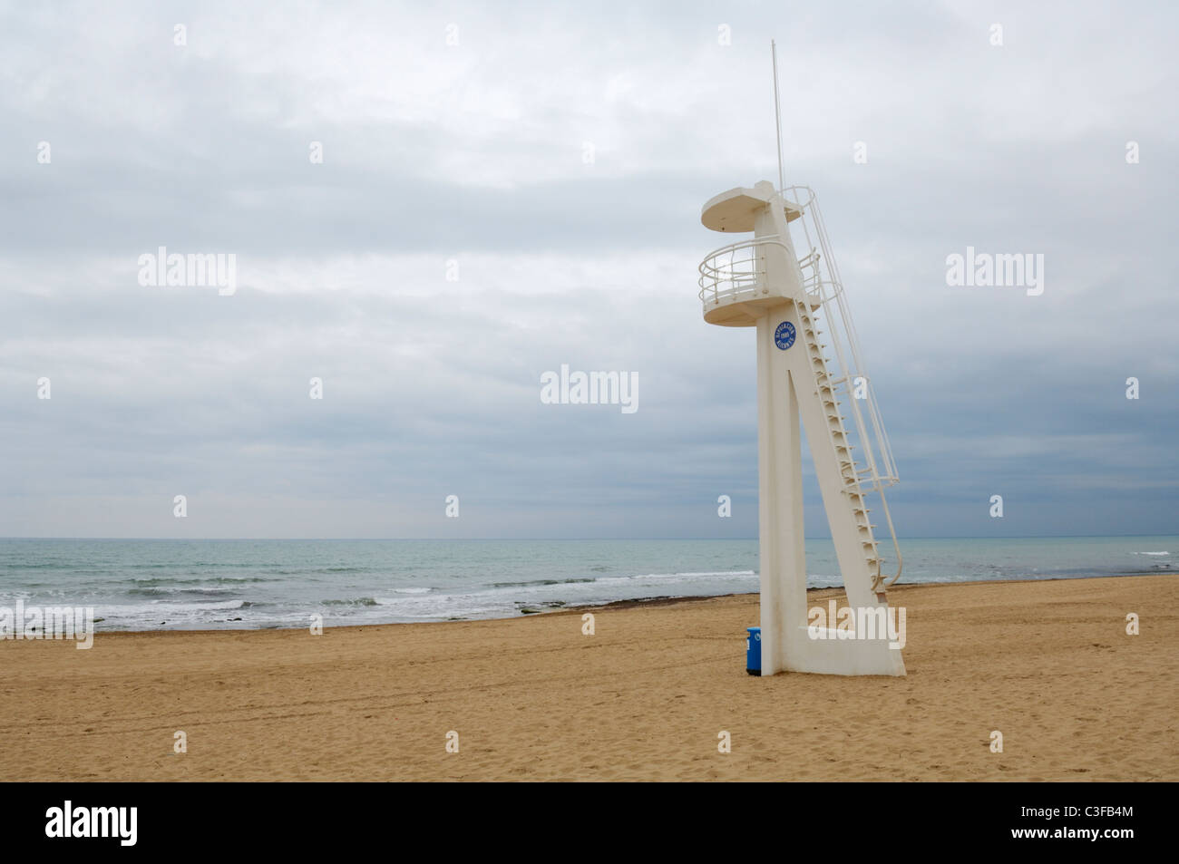 Bademeister Aussichtsturm unter bedecktem Himmel auf La Mata Strand, Torrevieja, Alicante, Spanien. Stockfoto