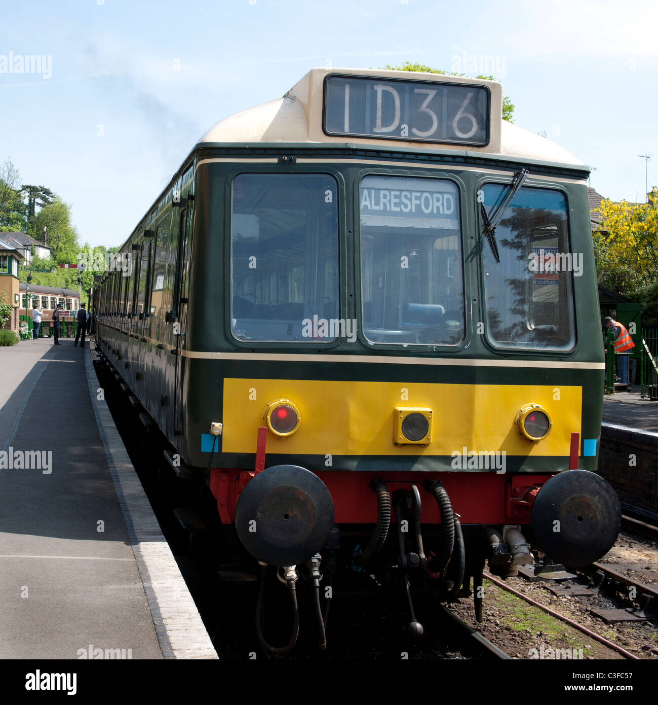 Vintage DMU-Dieselaggregat an Alresford Bahnhof (Mitte Hants Railway), Alresford, Hampshire, England, UK. Stockfoto