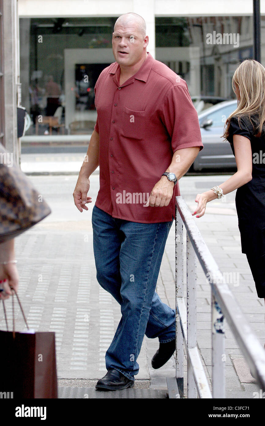 WWE Wrestler Kane, richtiger Name Glenn Jacobs kommt, die den Radio One Studios London, England - 08.08.09 Stockfoto