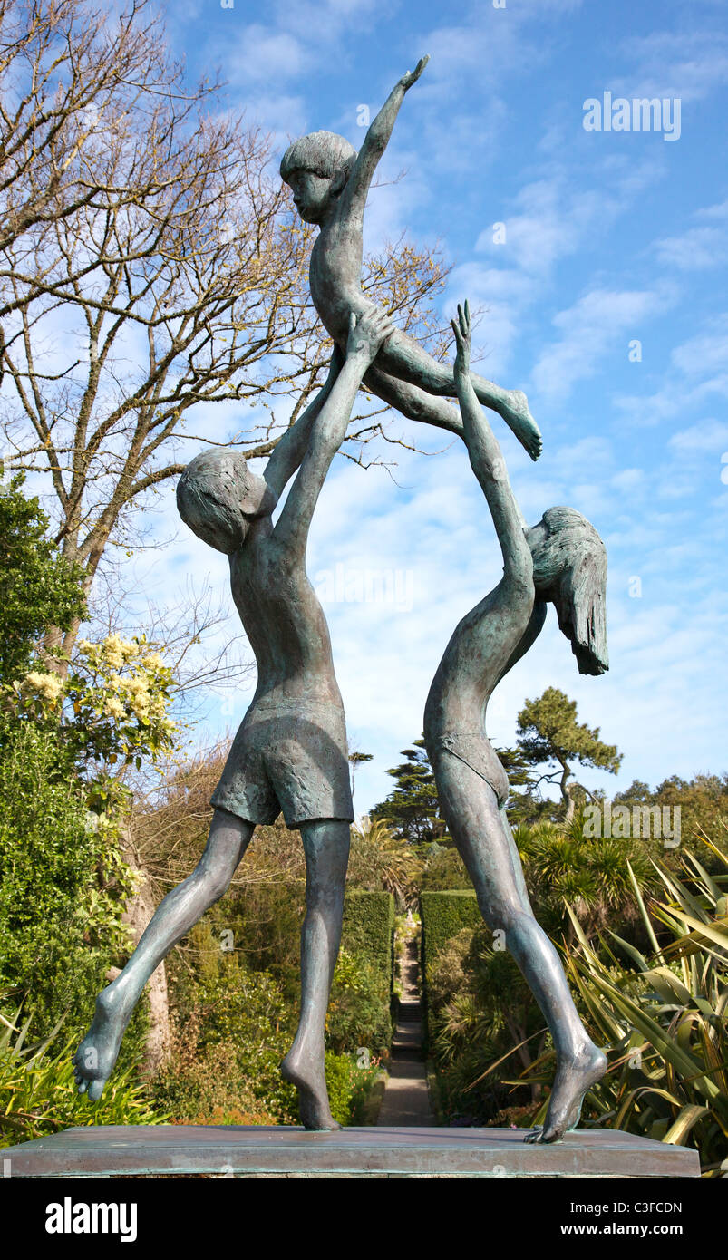 Bronzeskulptur von Tresco Kinder Blick in den Klostergarten, Leuchtturm gehen zur Statue des Neptun Stockfoto Bronzeskulptur von Tresco Kinder Blick in den Klostergarten, Leuchtturm gehen zur Statue des Neptun Stockfoto
