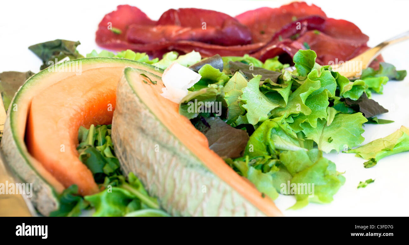 Luxus Restaurant Vorspeise mit Melone und Salat Stockfoto