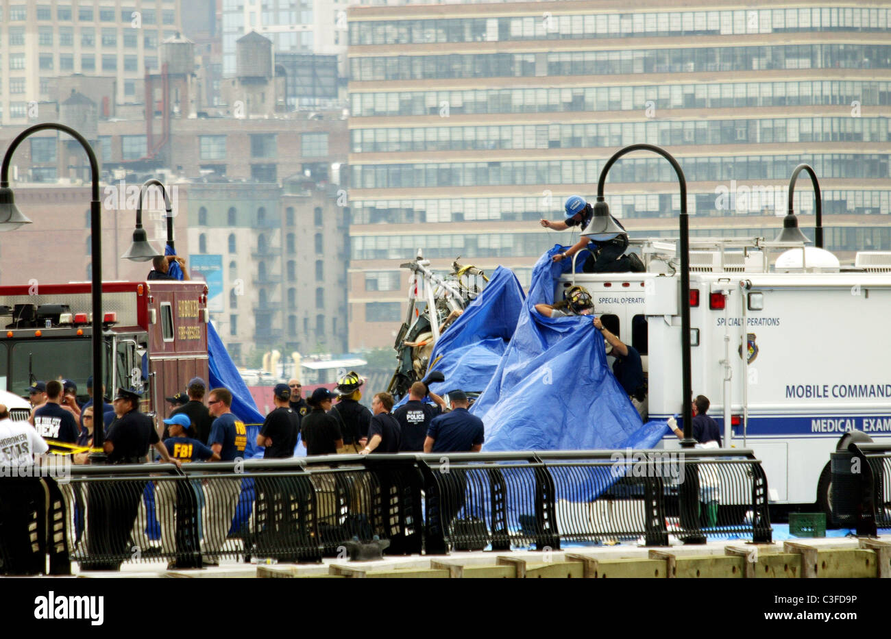 Recovery-Teams haben das Wrack von einem Hubschrauber aus dem Hudson River nach Samstag tödlichen Zusammenstoß gezogen. Stockfoto