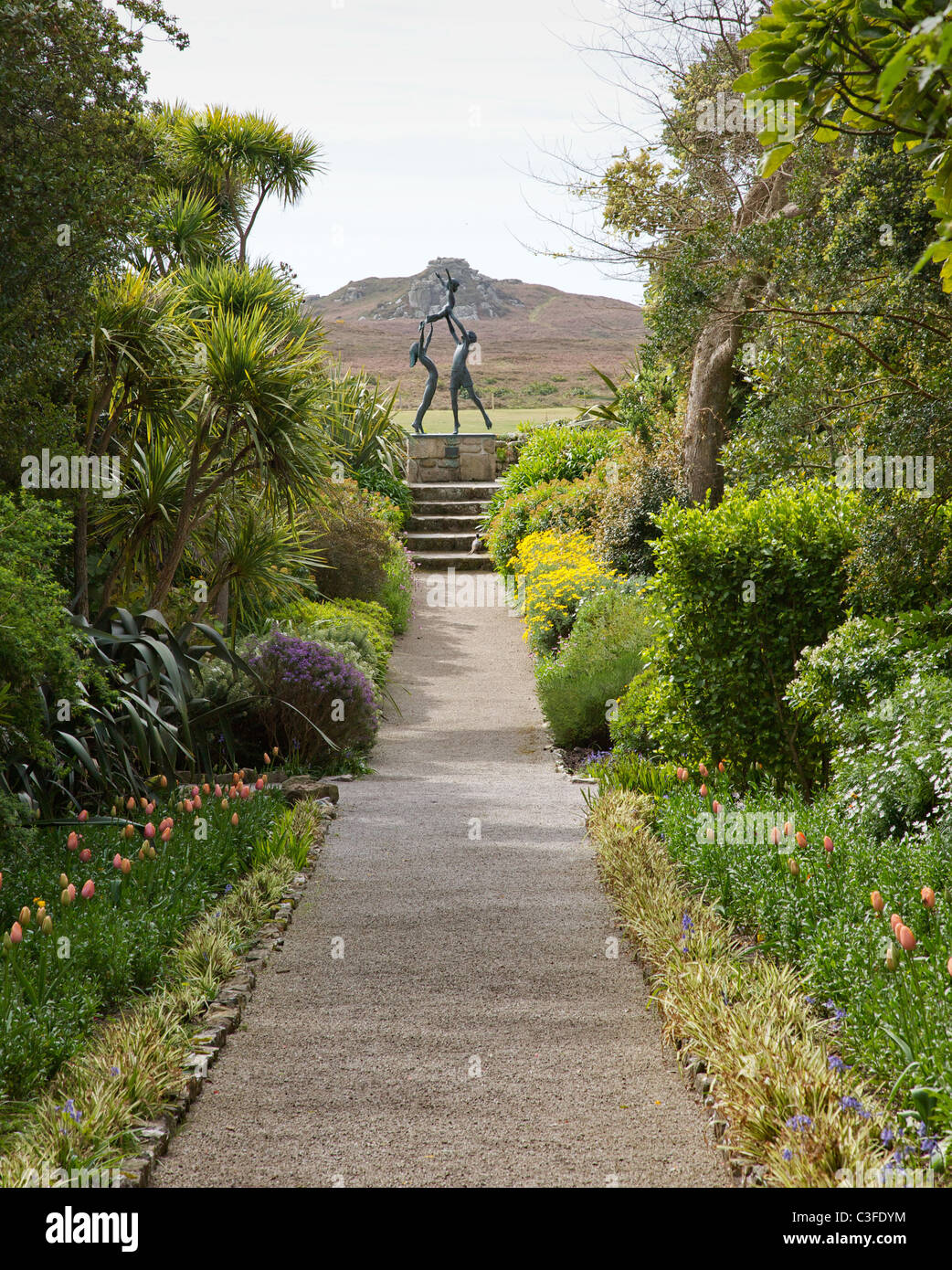 Bronze-Skulptur von Tresco Kindern bildet einen Blickfang in der Landschaft im Leuchtturm zu Fuß in die Abbey Gardens Scilly-Inseln Stockfoto Bronze-Skulptur von Tresco Kindern bildet einen Blickfang in der Landschaft im Leuchtturm zu Fuß in die Abbey Gardens Scilly-Inseln Stockfoto