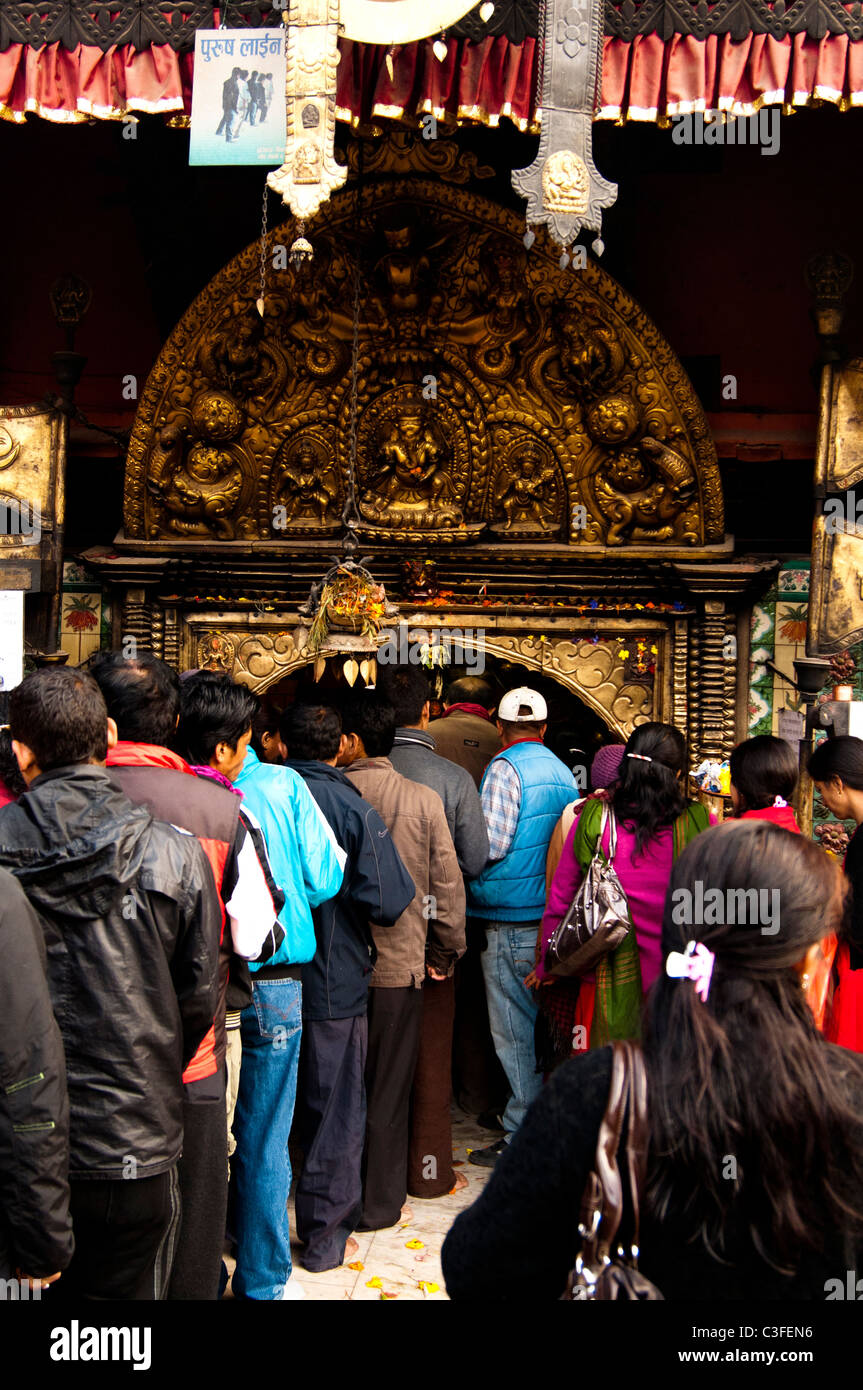 Gläubige stehen sich an, um einen Schrein in Kathmandu, Nepal, zu betreten Stockfoto