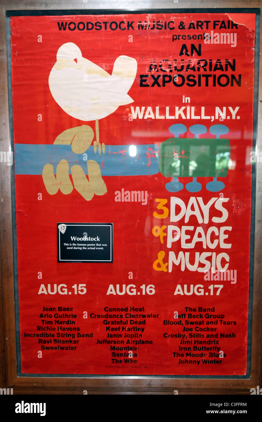 Atmosphäre ein Konzertplakat für die Woodstock-Musik-Festival im Jahr 1969 im Bundesstaat New York, statt ist auf dem Display an der Stockfoto
