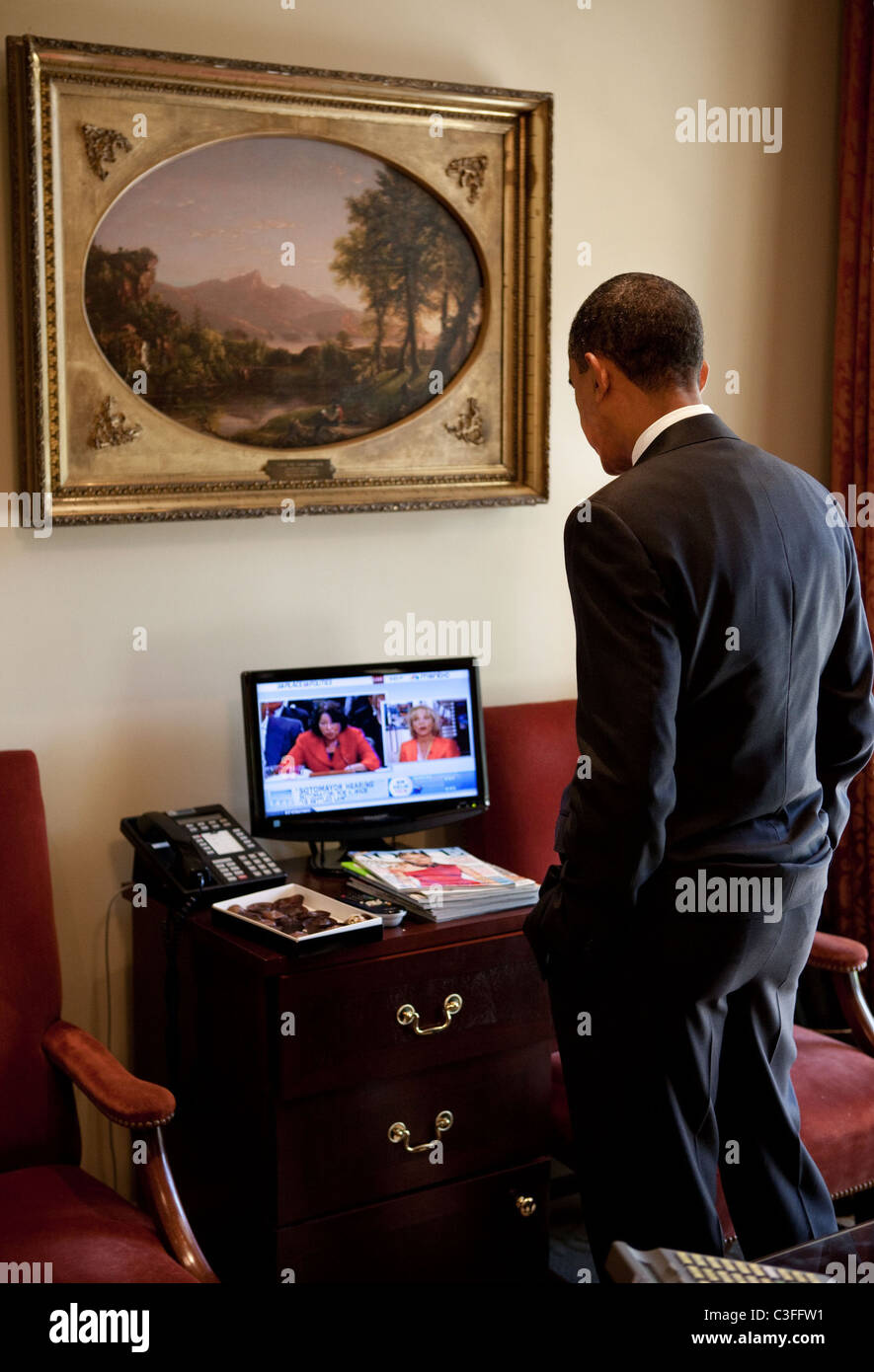 Präsident Barack Obama Uhren die Anhörungen zur Bestätigung für Richter Sonia Sotomayor in den äußeren Oval Office Washington DC, USA Stockfoto