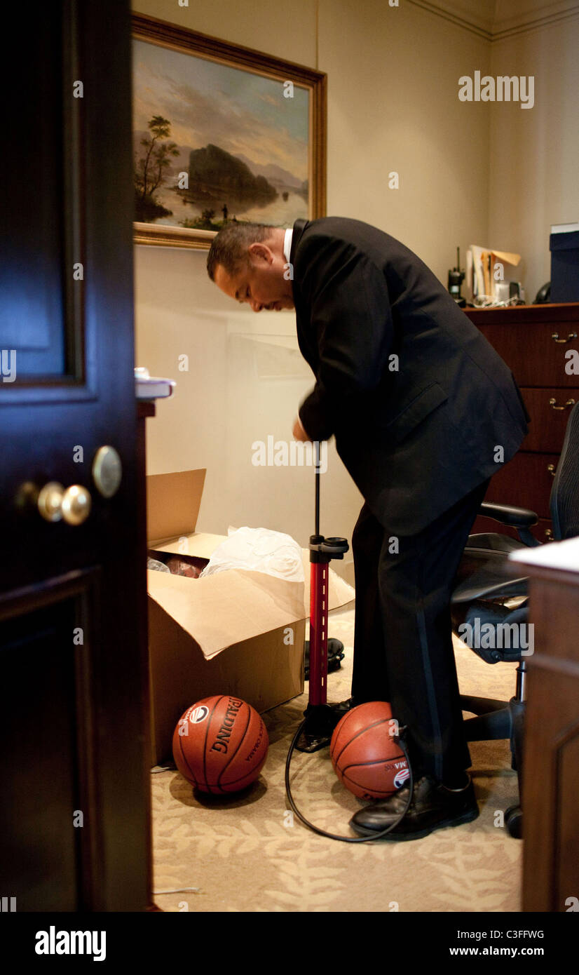Weiße Haus Butler Von Everett pumpt ein Basketball für Präsident Barack Obama in der äußeren Oval Office des weißen Hauses Stockfoto