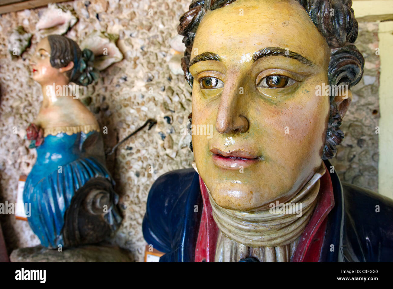 Paar von Galionsfiguren aus Schiffswracks gerettet off die Isles of Scilly aus dem Valhalla-Museum in Tresco Abbey Gardens Stockfoto Paar von Galionsfiguren aus Schiffswracks gerettet off die Isles of Scilly aus dem Valhalla-Museum in Tresco Abbey Gardens Stockfoto