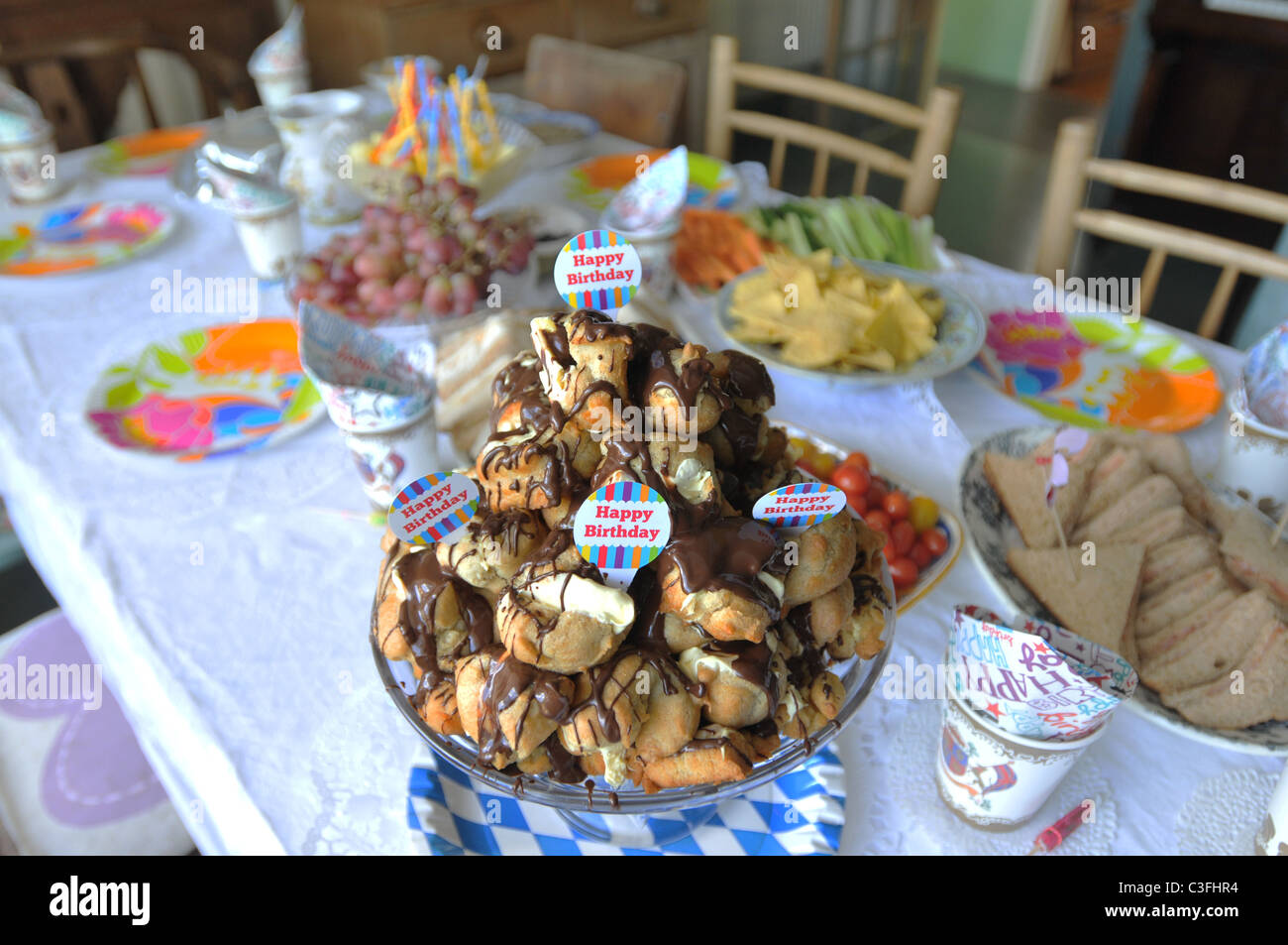 Hausgemachte Windbeutel für einen Kindergeburtstag, platziert auf einem Tisch für eine Party gemacht Stockfoto