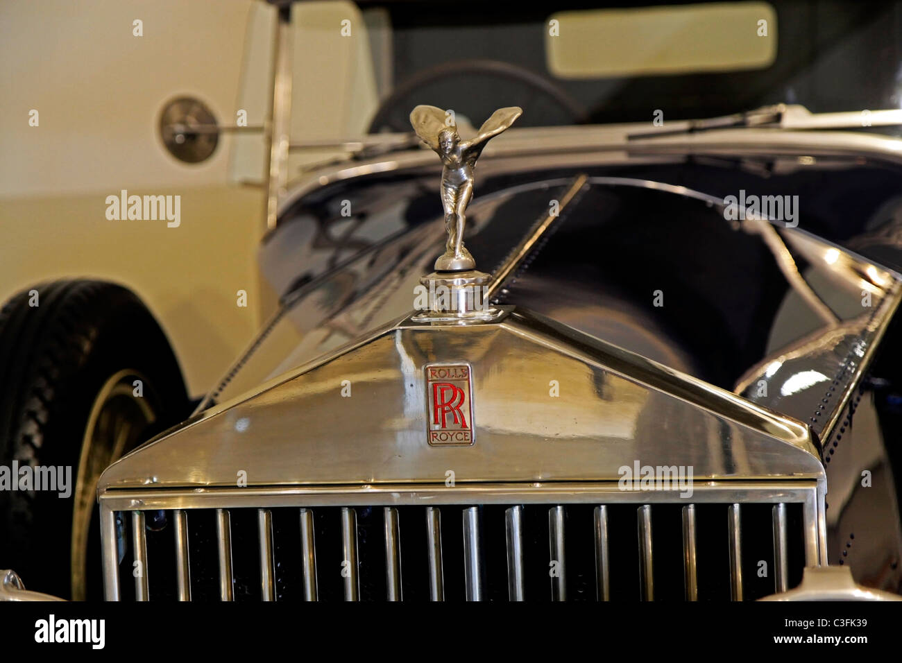 "Geist der Ecstasy" Wappen/Symbol auf einem 1928 Modell Rolls-Royce Phantom in der Franschhoek Motor Museum, Südafrika. Stockfoto
