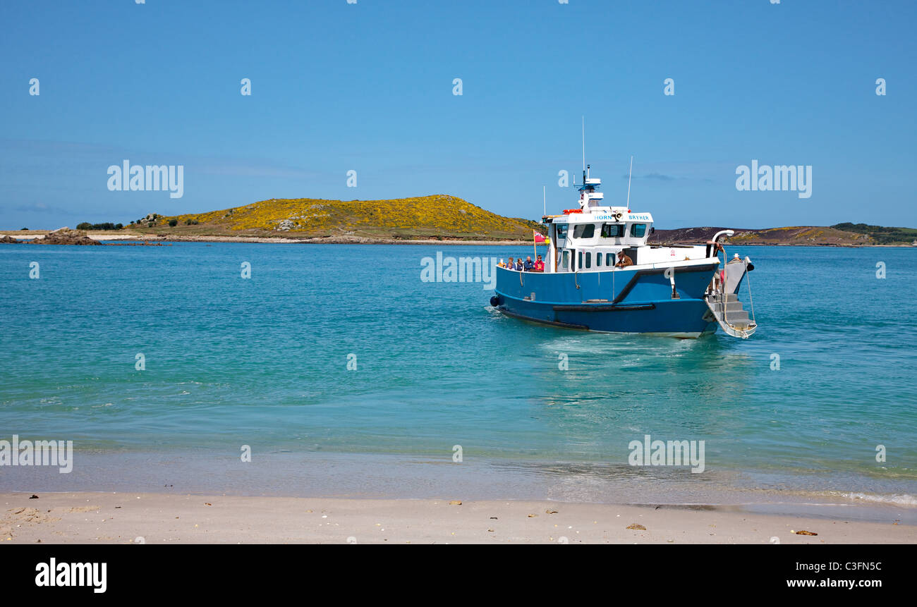 Die Fähre Feuerdorn nähert sich die Landung Strand am Samson Isles of Scilly Samson Hill auf Bryher übers Wasser Stockfoto