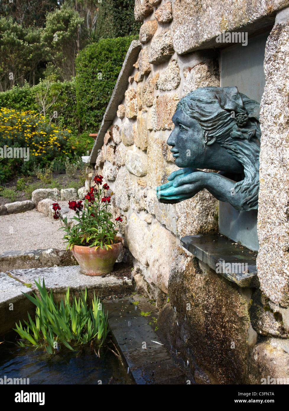 Bronzene Nixe Brunnen und Pool in Tresco Abtei Gärten auf den Scilly-Inseln Stockfoto Bronzene Nixe Brunnen und Pool in Tresco Abtei Gärten auf den Scilly-Inseln Stockfoto