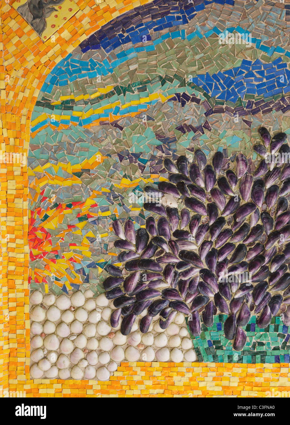 Bunte Schale und keramische Wandbild an Wänden der Shell Grotte in Tresco Abtei Gärten von Lucy Dorrien-Smith Stockfoto Bunte Schale und keramische Wandbild an Wänden der Shell Grotte in Tresco Abtei Gärten von Lucy Dorrien-Smith Stockfoto