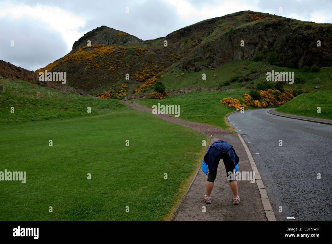 Jogger-warm-Up in der Hollyrood Parken edinburgh Stockfoto