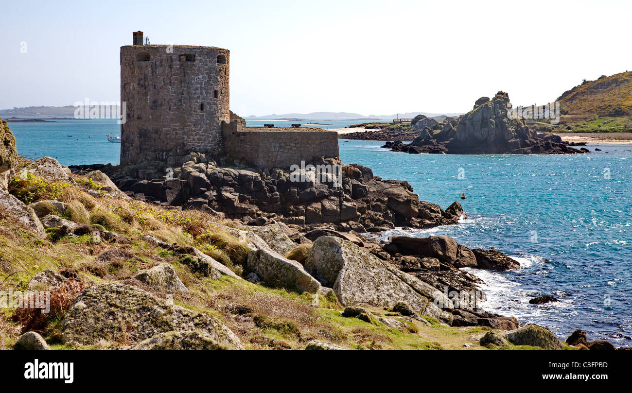 Cromwells Burg auf der Insel Tresco Isles of Scilly mit Bryher über den Wassern des neuen Grimsby Hafen Stockfoto