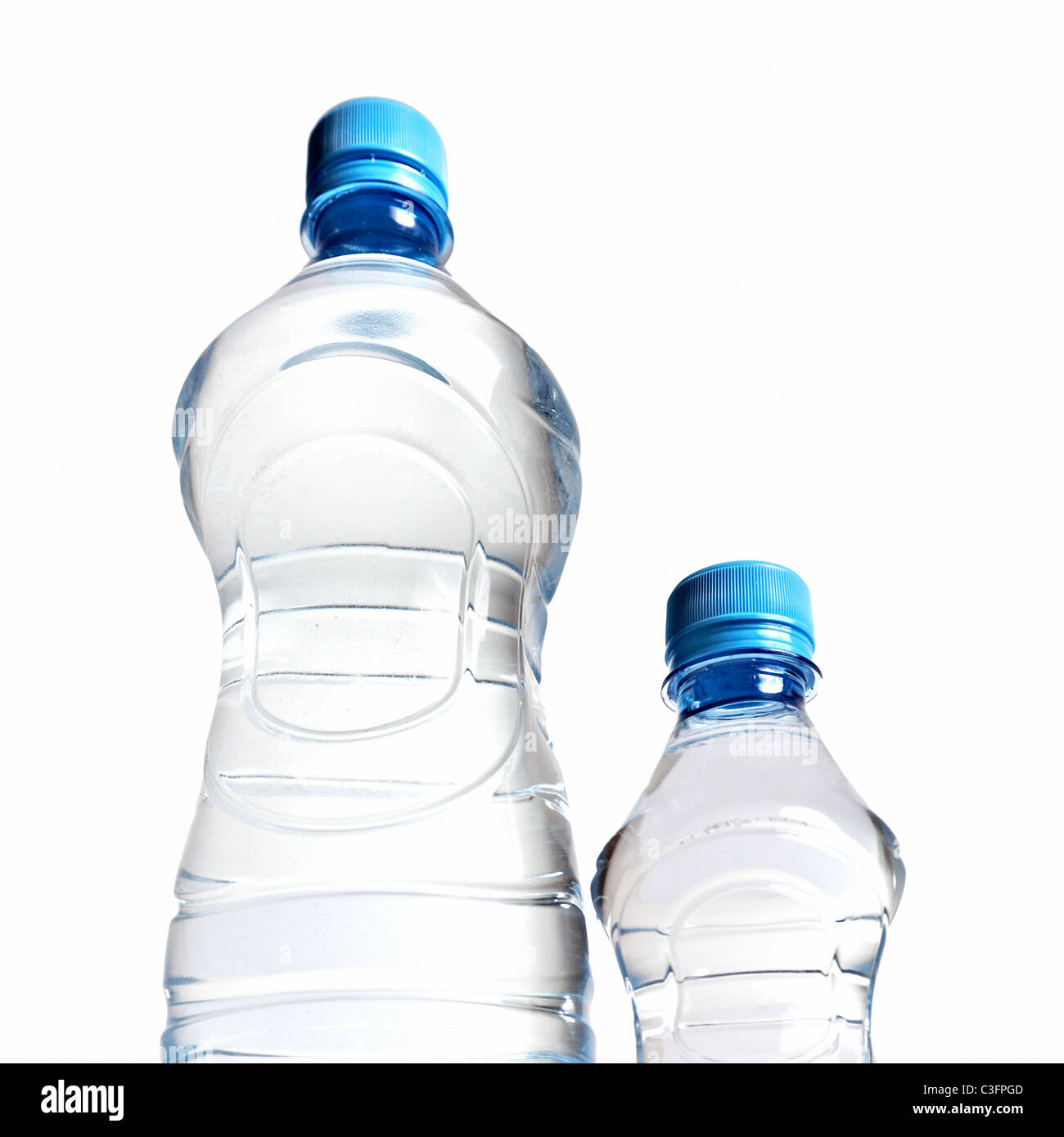 Ansicht von unten auf die Flaschen mit Wasser Stockfoto