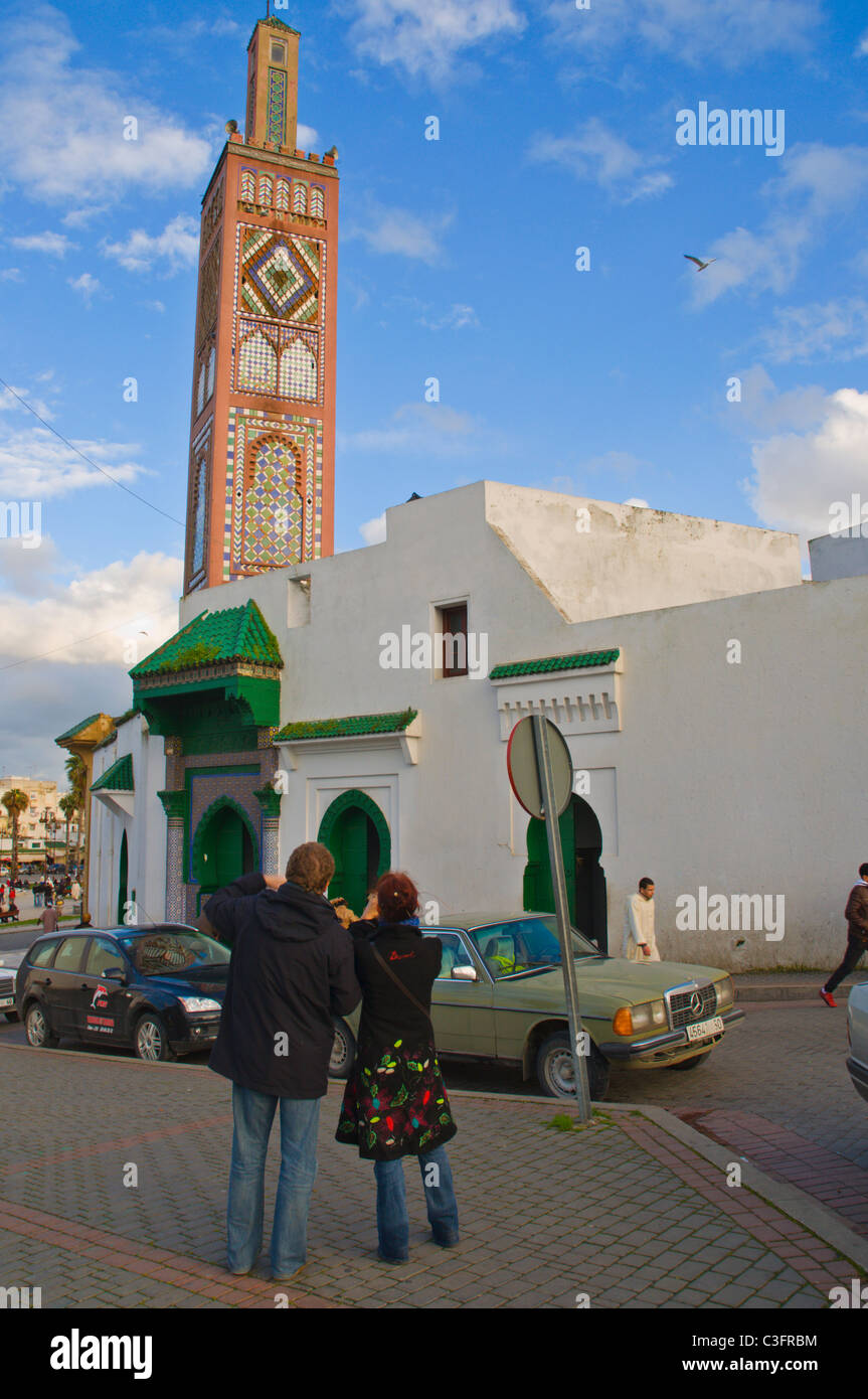 Touristischen paar außerhalb Mosquee Sidi Bou Abid Moschee am Le Grand Socco Quadrat Tanger Marokko in Nordafrika Stockfoto