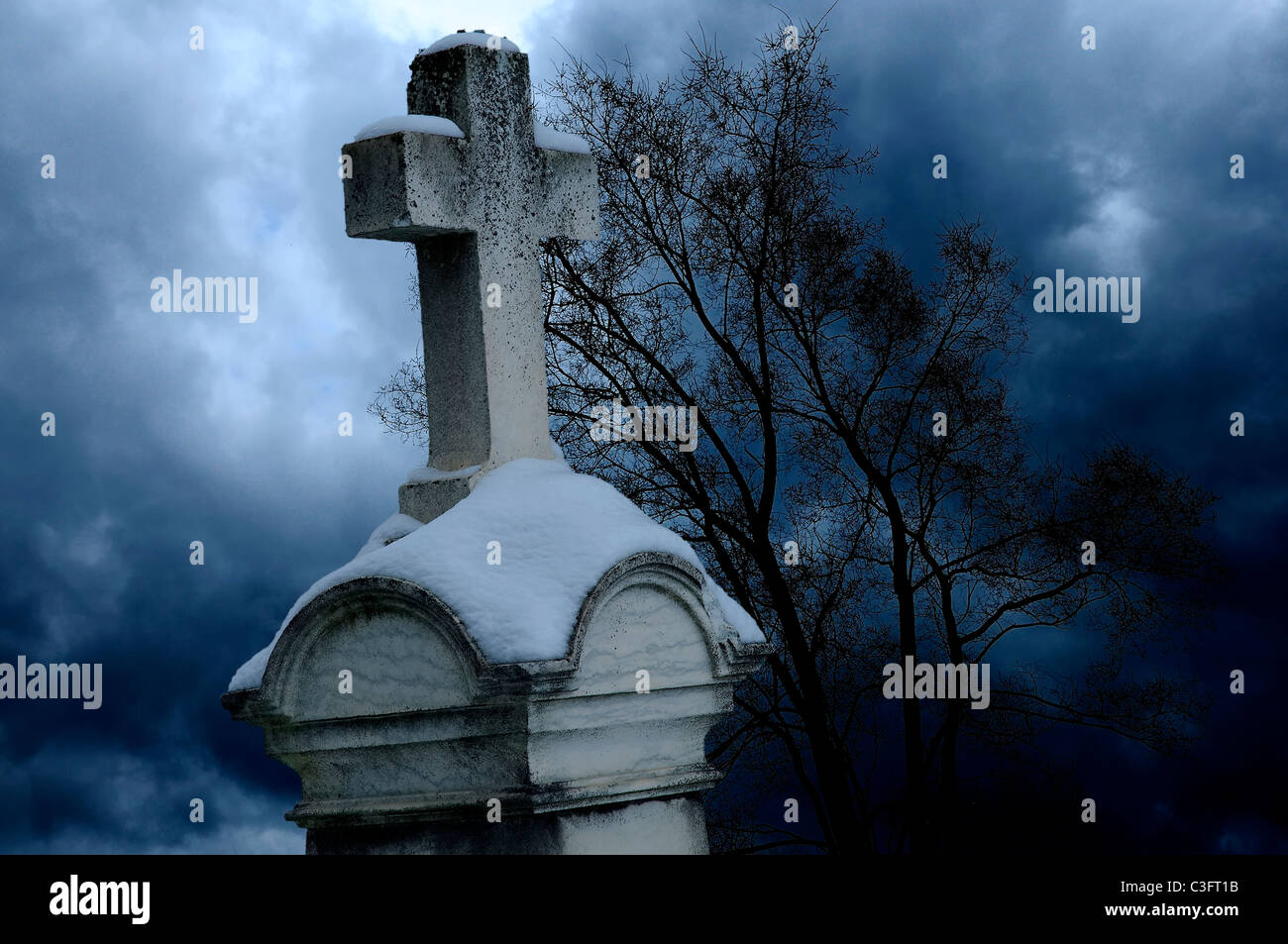 Gewitterwolken Annäherung an christlichen Grabstein. Stockfoto