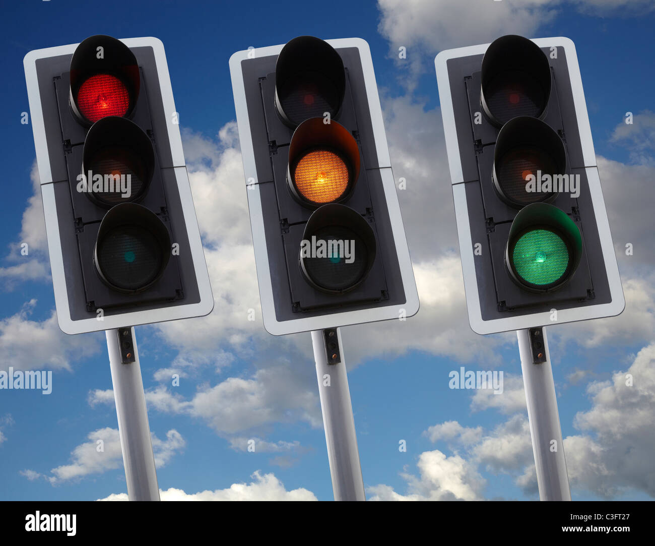 Die Ampel zeigt grün gelb und rot in UK. Ampel von unten gegen strahlend blauen Himmel geschossen. Stockfoto