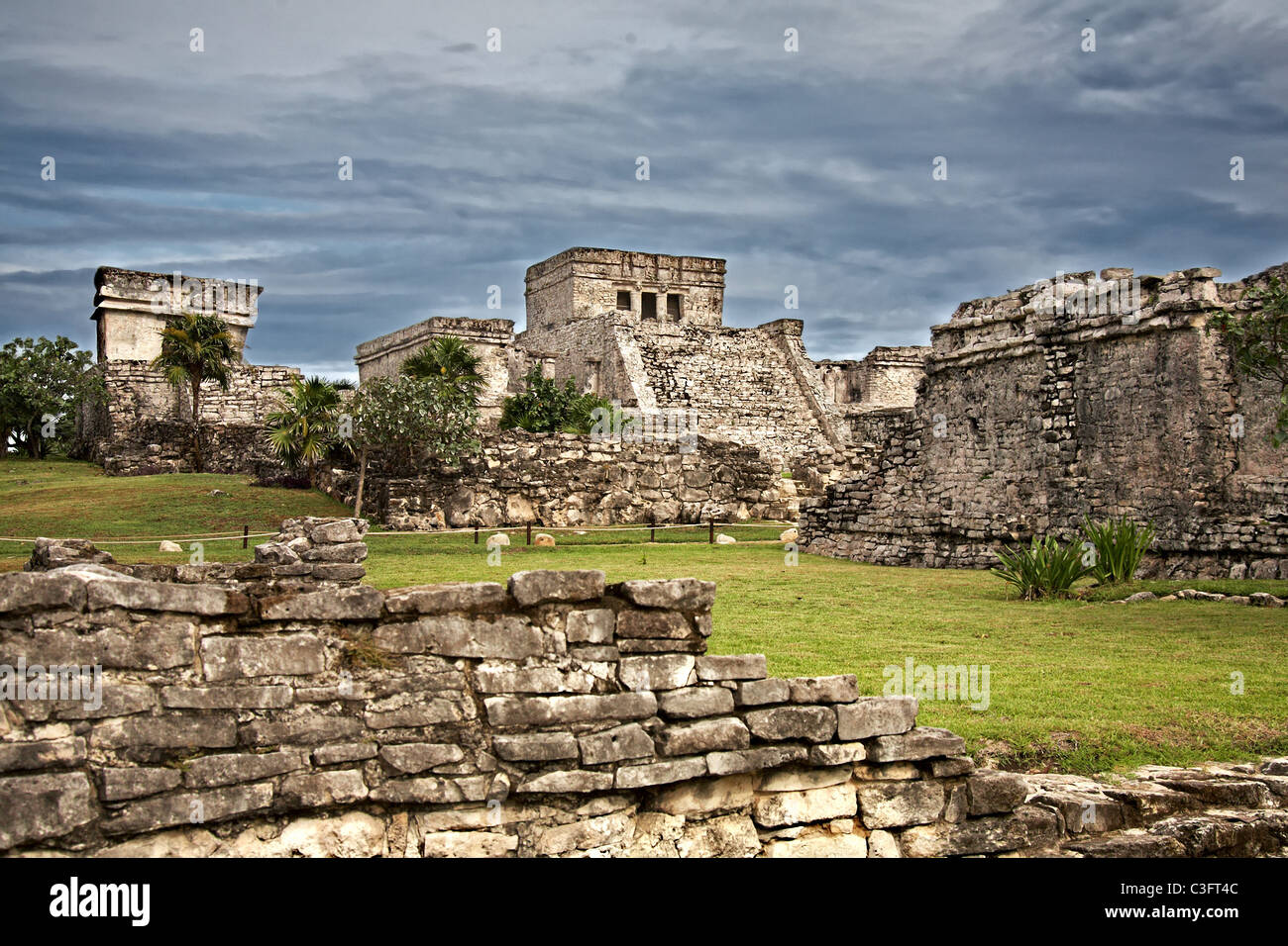 Maya Ruinen, El Castillo und den Tempel des göttlichen absteigend in Tulum, Mexiko Stockfoto