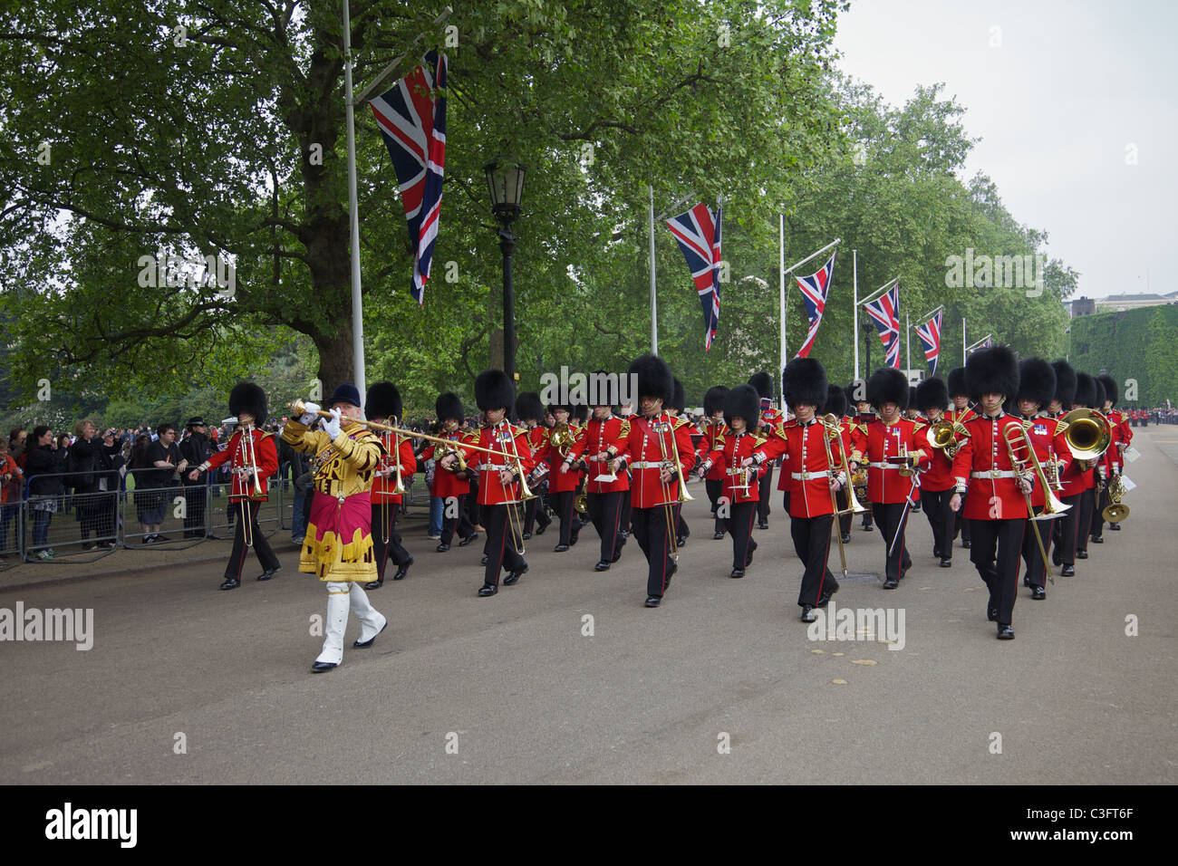 Soldaten von der Band der Scots Guards in Horse Guards Parade, London, für die königliche Hochzeit Stockfoto