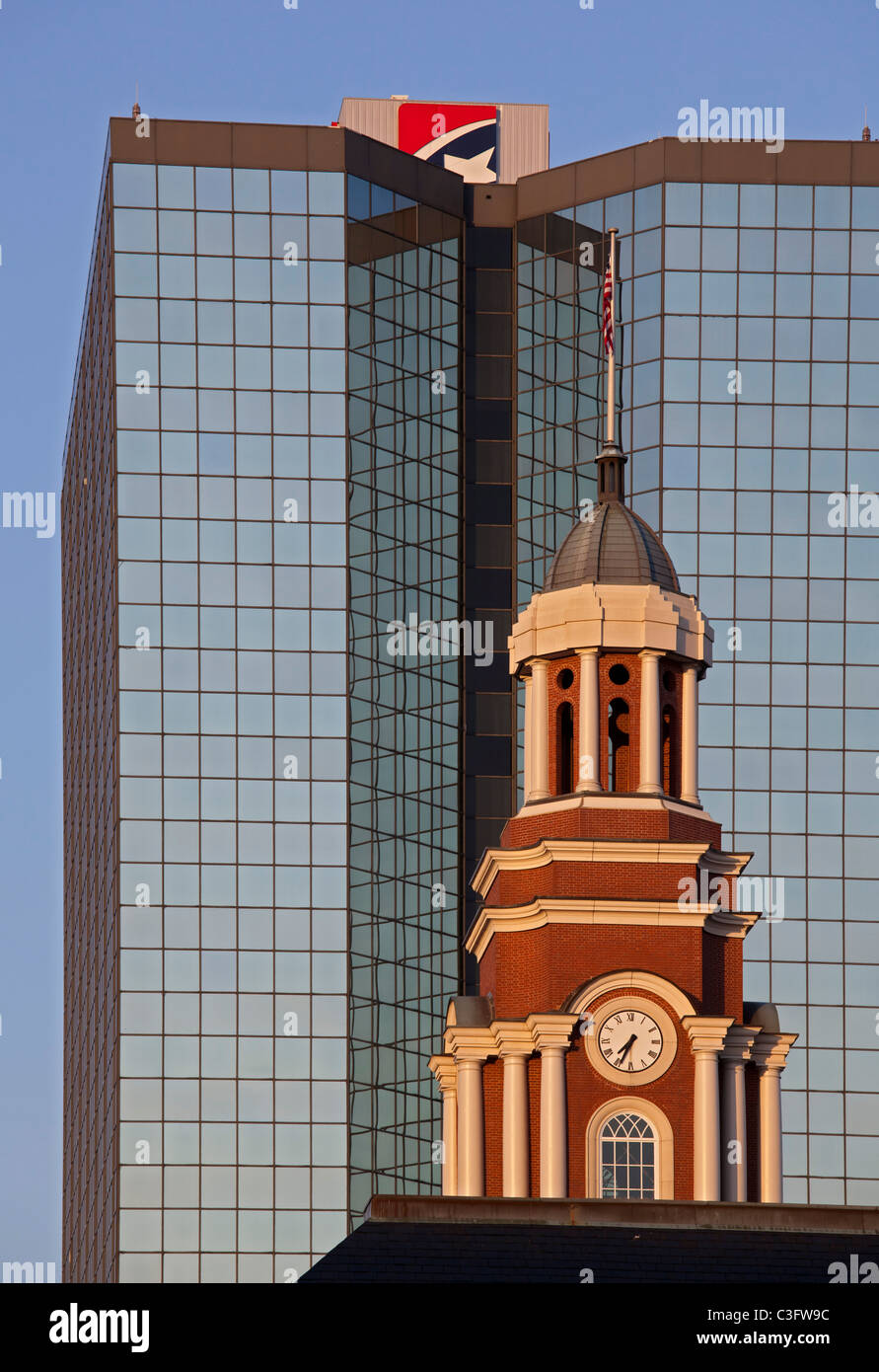 Knoxville, Tennessee - Howard Baker United States Courthouse und First Tennessee Bank. Stockfoto
